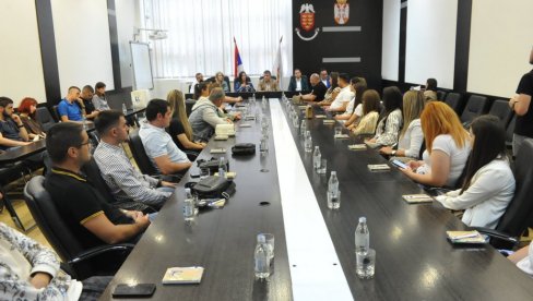 MLADI U FOKUSU: Ministar turizma i omladine Husein Memić posetio Kraljevo MLADI U FOKUSU: Ministar turizma i omladine Husein Memić posetio Kraljevo