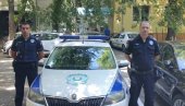 KIKINDA IMA POLICAJCE HEROJE: Spasili ženu koja je htela da se obesi o banderu