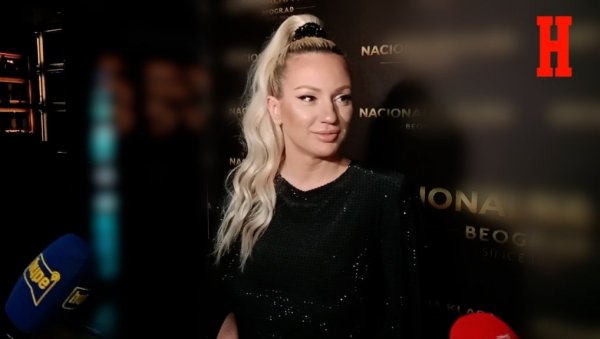 ДОШЛА САМ ДА РАДИМ, НЕ ДА ИДЕМ НА ПЛАЖУ: Ана Кокић проговорила о наступима у Црној Гори, па открила шта све пазари код Кинеза ДОШЛА САМ ДА РАДИМ, НЕ ДА ИДЕМ НА ПЛАЖУ: Ана Кокић проговорила о наступима у Црној Гори, па открила шта све пазари код Кинеза
