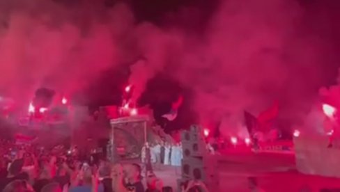 ДА СЕ ВОЈСКА, МАЈЧИЦЕ, НА КОСОВО ВРАТИ: Величанствене слике са концерта за КиМ у Херцег Новом (ВИДЕО) ДА СЕ ВОЈСКА, МАЈЧИЦЕ, НА КОСОВО ВРАТИ: Величанствене слике са концерта за КиМ у Херцег Новом (ВИДЕО)