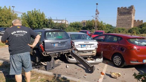 У КРИВИНИ ИЗГУБИО КОНТРОЛУ И УЛЕТЕО У ПАРКИНГ: Саобраћајна несрећа у Смедереву, оштећено неколико возила У КРИВИНИ ИЗГУБИО КОНТРОЛУ И УЛЕТЕО У ПАРКИНГ: Саобраћајна несрећа у Смедереву, оштећено неколико возила