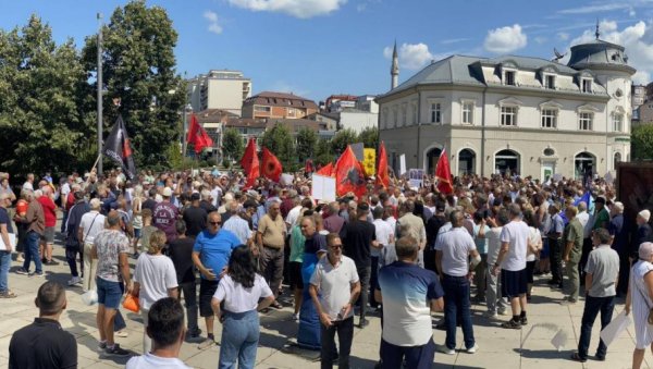 СРАМНЕ СЦЕНЕ У ПРИШТИНИ: Куртијеви изнели заставе злочиначке ОВК и Велике Албаније (ВИДЕО)