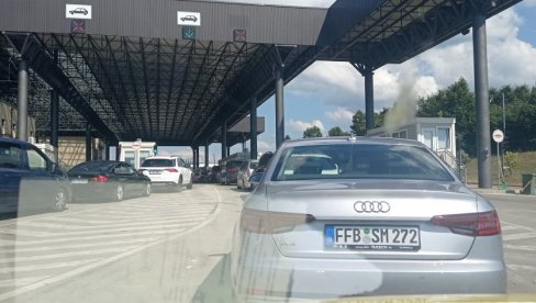 НА ИЗЛАЗАК СА КиМ ЧЕКА СЕ И ДО ЧЕТИРИ САТА: И данас километарска колона на административном прелазу Мердаре НА ИЗЛАЗАК СА КиМ ЧЕКА СЕ И ДО ЧЕТИРИ САТА: И данас километарска колона на административном прелазу Мердаре