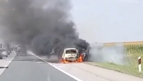 БУКТИЊА НА АУТО-ПУТУ КА НОВОМ САДУ: Две жене стоје и гледају како им ватра гута возило (ВИДЕО) БУКТИЊА НА АУТО-ПУТУ КА НОВОМ САДУ: Две жене стоје и гледају како им ватра гута возило (ВИДЕО)
