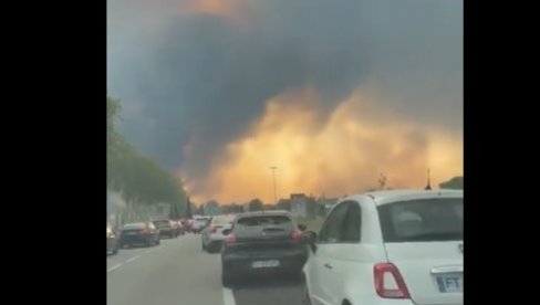 ЉУДИ ПАНИЧНО БЕЖЕ, ЕВАКУИСАНИ КАМПОВИ: Велики пожар на југу Француске, ватрогасци се боре са стихијом (ВИДЕО) ЉУДИ ПАНИЧНО БЕЖЕ, ЕВАКУИСАНИ КАМПОВИ: Велики пожар на југу Француске, ватрогасци се боре са стихијом (ВИДЕО)