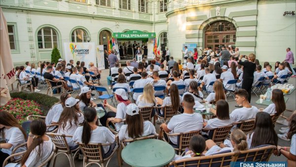 ЛЕТЊИ КАМП У ЗРЕЊАНИНУ: За младе из дијаспоре (ФОТО) ЛЕТЊИ КАМП У ЗРЕЊАНИНУ: За младе из дијаспоре (ФОТО)