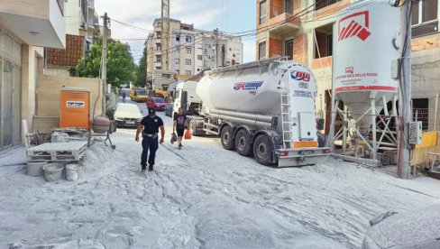 ЦЕМЕНТ СЕ РАЗЛЕТЕО НА СВЕ СТРАНЕ: Прекрио аутомобиле и коловоз - забелела се цела улица након експлозије црева на цистерни (ВИДЕО) ЦЕМЕНТ СЕ РАЗЛЕТЕО НА СВЕ СТРАНЕ: Прекрио аутомобиле и коловоз - забелела се цела улица након експлозије црева на цистерни (ВИДЕО)