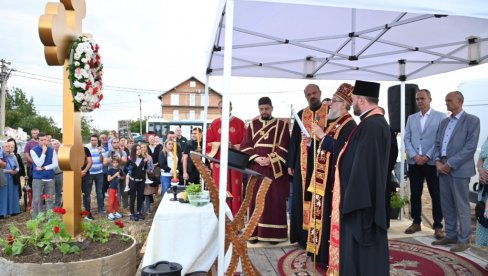 СУРЧИН ДОБИЈА ТРЕЋИ ХРАМ: Епископ Василије освештао је крст и земљиште за изградњу цркве посвећен рођењу Пресвете Богородице СУРЧИН ДОБИЈА ТРЕЋИ ХРАМ: Епископ Василије освештао је крст и земљиште за изградњу цркве посвећен рођењу Пресвете Богородице