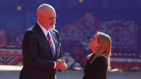 ЗА РАМУ РАТНИ БРОД: Из Италије кренули мигранти у новоизграђене албанске центре