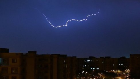 ОЛУЈНО НЕВРЕМЕ СТИГЛО У СРБИЈУ: Ево шта се очекује у наставку ноћи и какво нас јутро чека