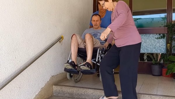 НЕНАД ИЗ ЖУПЕ НЕ МОЖЕ САМ ДО СВОГ ДОМА: Живи у згради без лифта (ФОТО) НЕНАД ИЗ ЖУПЕ НЕ МОЖЕ САМ ДО СВОГ ДОМА: Живи у згради без лифта (ФОТО)