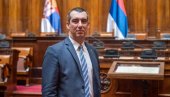 ЗАШТО СЕ НИЈЕ РУКОВАО, КО ЗНА Орлић о Поношу: Руке му биле заузете, чешао се док је излазио као Ђилас прошле године (ФОТО)