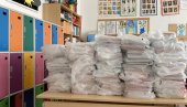 KOMPLETE UZIMAJU RODITELJI, UZ POTPIS: Besplatni udžbenici počeli da stižu u škole KOMPLETE UZIMAJU RODITELJI, UZ POTPIS: Besplatni udžbenici počeli da stižu u škole