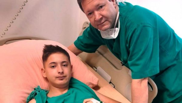 АЛЕКСАНДАР УСПЕШНО ОПЕРИСАН: Тинејџер сада носи лонгету и нада се да ће ускоро моћи лакше да хода АЛЕКСАНДАР УСПЕШНО ОПЕРИСАН: Тинејџер сада носи лонгету и нада се да ће ускоро моћи лакше да хода
