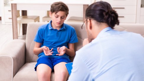 JEDAN PSIHOLOG NA 500 UČENIKA: U školama nema dovoljno stručnih saradnika, pa i tako  malobrojni često rade tuđe poslove JEDAN PSIHOLOG NA 500 UČENIKA: U školama nema dovoljno stručnih saradnika, pa i tako  malobrojni često rade tuđe poslove