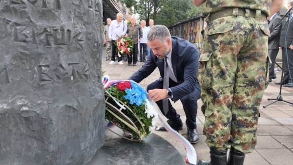 ВЕНЦИ НА СПОМЕНИК ОБЕШЕНИМ РОДОЉУБИМА: На Теразијама пре 82 године нацисти починили стравичан злочин