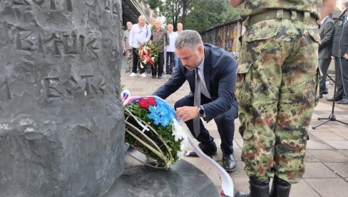 VENCI NA SPOMENIK OBEŠENIM RODOLJUBIMA: Na Terazijama pre 82 godine nacisti počinili stravičan zločin VENCI NA SPOMENIK OBEŠENIM RODOLJUBIMA: Na Terazijama pre 82 godine nacisti počinili stravičan zločin