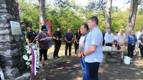 ВЕНЦИ НА СПОМЕНИК СТЕВИ ПИСАРУ: На Карађорђевом брду изнад Параћина обележен завршетак Иванковачке битке (ФОТО) ВЕНЦИ НА СПОМЕНИК СТЕВИ ПИСАРУ: На Карађорђевом брду изнад Параћина обележен завршетак Иванковачке битке (ФОТО)