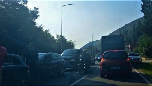 KILOMETARSKE KOLONE DUŽ JADRANSKE MAGISTRALE: Međugranični prostor između Crne Gore i Hrvatske zakrčen automobilima KILOMETARSKE KOLONE DUŽ JADRANSKE MAGISTRALE: Međugranični prostor između Crne Gore i Hrvatske zakrčen automobilima