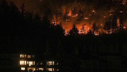 NAGLO SE PROŠIRIO POŽAR U KANADI: Proglašena vanredna situacija, evakuacija čekaju na hiljade ljudi (FOTO/VIDEO) NAGLO SE PROŠIRIO POŽAR U KANADI: Proglašena vanredna situacija, evakuacija čekaju na hiljade ljudi (FOTO/VIDEO)