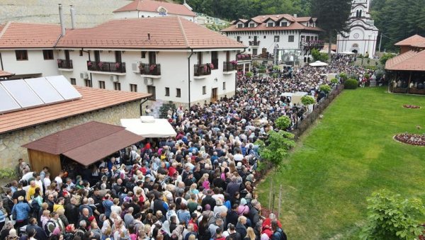 ВЕРНИЦИ ЋЕ ТОКОМ ЦЕЛОГ ДАНА ИМАТИ ПРИСТУП ЊИХОВИМ МОШТИМА: У Туману се данас слави празник Светих Зосима и Јакова