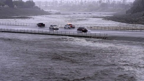 HILARI I ZEMLJOTRES POGODILI JUG KALIFORNIJE: Prva tropska oluja posle 84 godine - podrhtavalo tlo kod Los Anđelesa (VIDEO) HILARI I ZEMLJOTRES POGODILI JUG KALIFORNIJE: Prva tropska oluja posle 84 godine - podrhtavalo tlo kod Los Anđelesa (VIDEO)