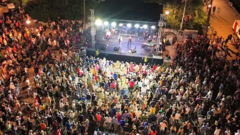 ROKENROL U SAVSKIM BLOKOVIMA: Dvodnevni muzički festival Noveobeogradsko leto održan za vikend ROKENROL U SAVSKIM BLOKOVIMA: Dvodnevni muzički festival Noveobeogradsko leto održan za vikend