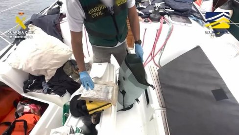 POGLEDAJTE SNIMAK HAPŠENJA SRBINA I HRVATA NA KANARSKIM OSTRVIMA: DŽakovi puni kokaina, policija opkolila brod (VIDEO) POGLEDAJTE SNIMAK HAPŠENJA SRBINA I HRVATA NA KANARSKIM OSTRVIMA: DŽakovi puni kokaina, policija opkolila brod (VIDEO)