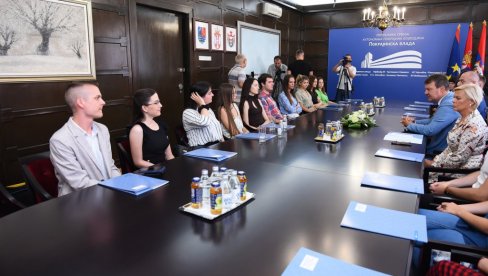 НАЈБОЉИМ ДИПЛОМЦИМА ФАКУЛТЕТА У ВОЈВОДИНИ ПЛАЋЕНА СТРУЧНА ПРАКСА: Годину рад по уговору, потом могућ стални радни однос НАЈБОЉИМ ДИПЛОМЦИМА ФАКУЛТЕТА У ВОЈВОДИНИ ПЛАЋЕНА СТРУЧНА ПРАКСА: Годину рад по уговору, потом могућ стални радни однос