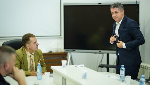 BODI-KAMERE I NA PROTESTIMA: Saobraćajna policija prezentovala ombudsmanu funkcionisanje nove opreme koju će nositi na uniformi BODI-KAMERE I NA PROTESTIMA: Saobraćajna policija prezentovala ombudsmanu funkcionisanje nove opreme koju će nositi na uniformi