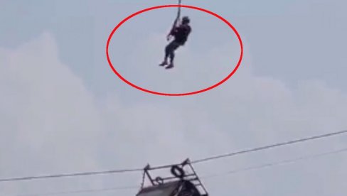 ОКОНЧАНА ДРАМА У ПАКИСТАНУ: Спасени сви путници из жичаре која је сатима висила изнад провалије (ВИДЕО) ОКОНЧАНА ДРАМА У ПАКИСТАНУ: Спасени сви путници из жичаре која је сатима висила изнад провалије (ВИДЕО)