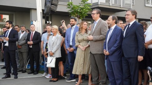 ДОВОДИТЕ ЈЕ ОВДЕ ДА НАС ЧЕКИЋЕМ ЛУПА ПО ГЛАВИ Вучић о срамним изјавама Фон Крамонове и разговору са Зеленским ДОВОДИТЕ ЈЕ ОВДЕ ДА НАС ЧЕКИЋЕМ ЛУПА ПО ГЛАВИ Вучић о срамним изјавама Фон Крамонове и разговору са Зеленским