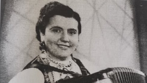 ПРЕ 100 ГОДИНА РОЂЕНА ЈЕ ЧАРОБНИЦА НА ХАРМОНИЦИ: Поклонила јој се и енглеска краљица ПРЕ 100 ГОДИНА РОЂЕНА ЈЕ ЧАРОБНИЦА НА ХАРМОНИЦИ: Поклонила јој се и енглеска краљица