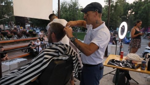 HUMANITARNO ŠIŠANJE U VRŠCU: Frizeri prikupili 100.000 za pomoć Nađi i Martinu HUMANITARNO ŠIŠANJE U VRŠCU: Frizeri prikupili 100.000 za pomoć Nađi i Martinu
