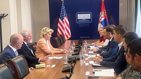 МАЛИ СА ХИЛОМ: Разговарали о економским темама у Србији МАЛИ СА ХИЛОМ: Разговарали о економским темама у Србији