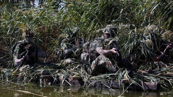 ПОГЛЕДАЈТЕ – НА ВОДИ, У ШУМИ, МАСКИРАНИ, СТИЖУ ДО “НЕПРИЈАТЕЉА”: Извиђачи Војске Србије на обуци (ФОТО)