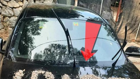 ТРЕБА ТРУДА ЗА ОВО! Бахато паркирао - видите шта га је дочекало на хауби! Неки су одушевљени смицалицом, други осуђују ТРЕБА ТРУДА ЗА ОВО! Бахато паркирао - видите шта га је дочекало на хауби! Неки су одушевљени смицалицом, други осуђују