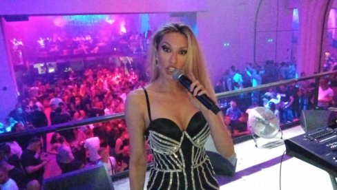 ЈА НОСИМ ОВУ ГЛАВУ, ШТА ВАМ ЈЕ: Рада Манојловић једном реченицом одговорила на негативне коментаре ЈА НОСИМ ОВУ ГЛАВУ, ШТА ВАМ ЈЕ: Рада Манојловић једном реченицом одговорила на негативне коментаре