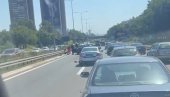 ЛАНЧАНИ СУДАР КОД ЗГРАДЕ ГЕНЕКСА: Стварају се велике гужве на овом путном правцу (ВИДЕО) ЛАНЧАНИ СУДАР КОД ЗГРАДЕ ГЕНЕКСА: Стварају се велике гужве на овом путном правцу (ВИДЕО)