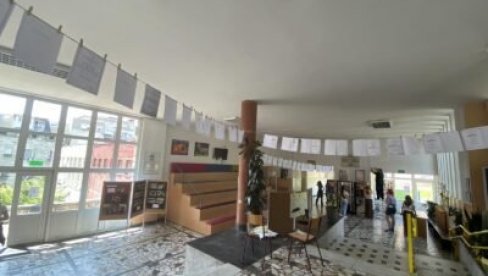 ДИПЛОМЕ НА ШТРИКУ: Филолошка гимназија на оригинални начин представила успехе својих ђака ДИПЛОМЕ НА ШТРИКУ: Филолошка гимназија на оригинални начин представила успехе својих ђака