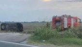 TEŠKA NESREĆA NA PUTU BEOGRAD‒ZRENJANIN: Od siline udarca jedan automobil se prevrnuo, na terenu hitna i vatrogasci (FOTO)