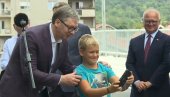 VUČIĆU SE OBRATIO DEČAK IZ PUBLIKE: Mališan imao poseban poklon za predsednika (FOTO)