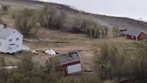 ПАДАВИНЕ НАПРАВИЛЕ ОГРОМНУ ШТЕТУ: Клизиште уништило шест кућа, становништво евакуисано ПАДАВИНЕ НАПРАВИЛЕ ОГРОМНУ ШТЕТУ: Клизиште уништило шест кућа, становништво евакуисано