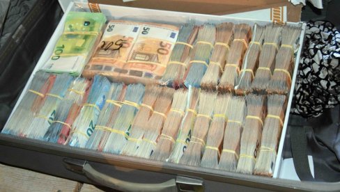 UHAPŠENA KRIMINALNA GRUPA U SRBIJI: Zaplenjeno 2,7 tona kokaina na jedrilici u Atlantskom okeanu - velika međunarodna akcija policije UHAPŠENA KRIMINALNA GRUPA U SRBIJI: Zaplenjeno 2,7 tona kokaina na jedrilici u Atlantskom okeanu - velika međunarodna akcija policije