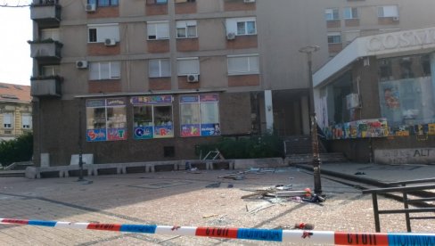 FOTOGRAFIJE JUTRO NAKON STRAVIČNE EKSPLOZIJE U SMEDEREVU: Policija i dalje ispred zgrade gde se razneo muškarac (FOTO) FOTOGRAFIJE JUTRO NAKON STRAVIČNE EKSPLOZIJE U SMEDEREVU: Policija i dalje ispred zgrade gde se razneo muškarac (FOTO)