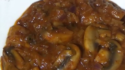 ГУЛАШ ОД ПЕЧУРАКА КОЈИ ЈЕ УКУСНИЈИ ЧАК И ОД ОНОГ С МЕСОМ: Буковаче или вргањи овом јелу дају посебну чар ГУЛАШ ОД ПЕЧУРАКА КОЈИ ЈЕ УКУСНИЈИ ЧАК И ОД ОНОГ С МЕСОМ: Буковаче или вргањи овом јелу дају посебну чар