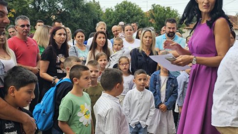 ĐACIMA PRVE LEKCIJE O DRUGARSTVU: U svim osnovnim i srednjim obrazovnim ustanovama u Srbiji počela nova školska godina ĐACIMA PRVE LEKCIJE O DRUGARSTVU: U svim osnovnim i srednjim obrazovnim ustanovama u Srbiji počela nova školska godina