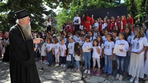 RADOST KOD MANASTIRA, DECA SE DRUŽE SA MITROPOLITOM: U Cetinjskom manastiru počeo Dečji sabor Crne Gore (FOTO) RADOST KOD MANASTIRA, DECA SE DRUŽE SA MITROPOLITOM: U Cetinjskom manastiru počeo Dečji sabor Crne Gore (FOTO)