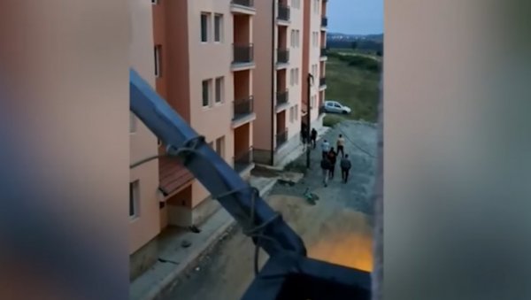 БАНДА ОБИЛА НЕДОВРШЕНУ ЗГРАДУ У ЛЕПОСАВИЋУ: Нови потез Приштине уноси додатни немир у народ (ВИДЕО) БАНДА ОБИЛА НЕДОВРШЕНУ ЗГРАДУ У ЛЕПОСАВИЋУ: Нови потез Приштине уноси додатни немир у народ (ВИДЕО)