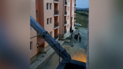 BANDA OBILA NEDOVRŠENU ZGRADU U LEPOSAVIĆU: Novi potez Prištine unosi dodatni nemir u narod (VIDEO) BANDA OBILA NEDOVRŠENU ZGRADU U LEPOSAVIĆU: Novi potez Prištine unosi dodatni nemir u narod (VIDEO)